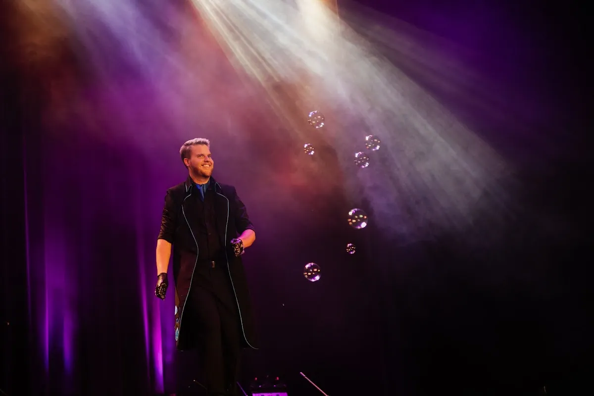 Marton Crystal — bubble artist