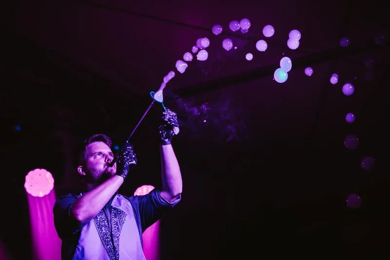 The Schizophrenic – a chain of bubbles flying from the wand