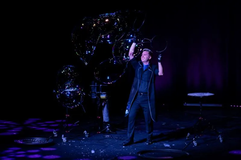 Building a cluster of large bubbles